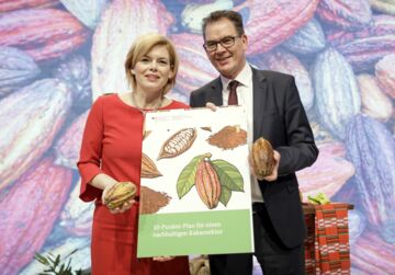 Presentation of the 10-point plan for sustainable cocoa: German Development Minister Gerd Mueller with German Agriculture Minister Julia Kloeckner at the International Green Week © Janine Schmitz, GIZ