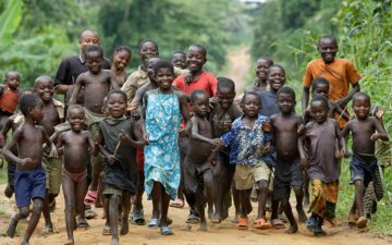 Children from Ikoko-I-Mpenge, a pygmy village in the Congolese rainforest. Photo: Christoph Püschner/Bread for the world