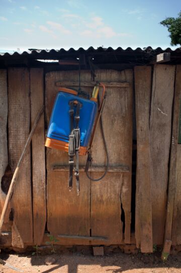 Knapsack sprayer for applying plant protection materials in Paraguay. © Frederik Oberthuer, GIZ