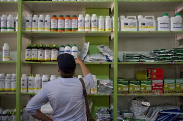 Plant protection products in a shop in Paraguay. © Frederik Oberthuer, GIZ