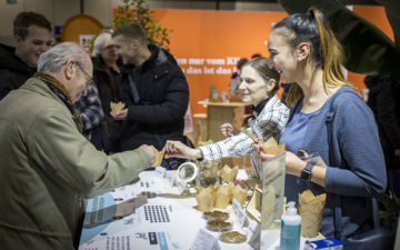 Insects as snack and future protein source were popular amongst visitors. ©BMZ, Jürgen Cyranek, 2023