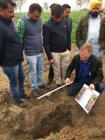 Training on the efficient and careful use of soil cultivation equipment to promote better soil health. Photo: Deula-Nienburg / GAA