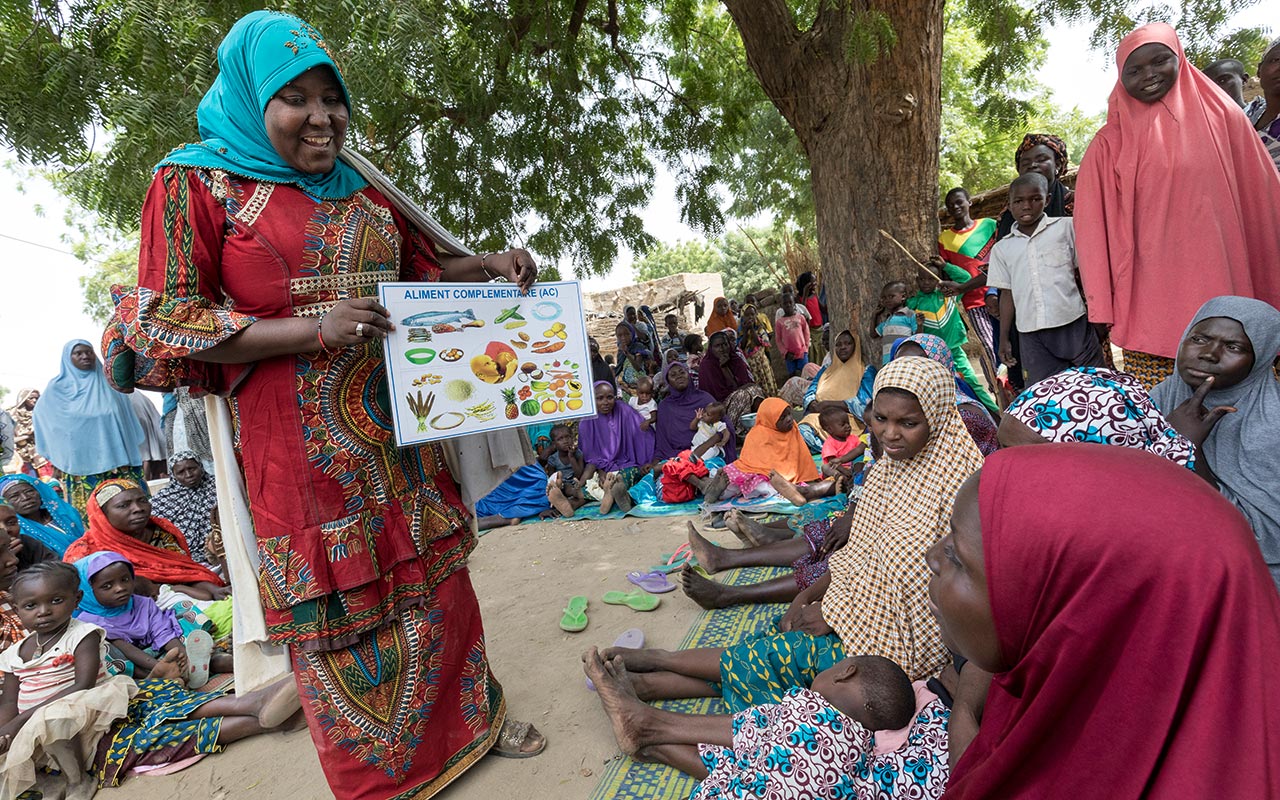 Republik Niger: Ernährungsvortrag für Mütter in einem Dorfzentrum. Photo: Christoph Püschner/Diakonie Katastrophenhilfe