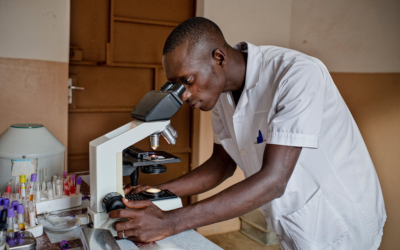 Tests auf das Corona-Virus: Derzeit sind sie in 52 von 55 afrikanischen Ländern möglich. Foto: GIZ / Ollivier Girard