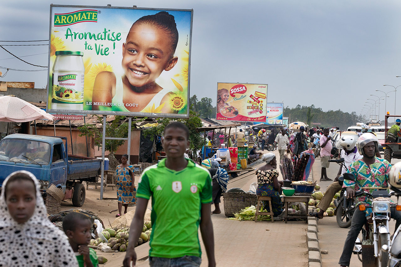 Republic of Togo / Lome, Nov. 2015: advertisement of imported food on large billboards on the outskirts of a market. © Christoph Püschner/Brot für die Welt