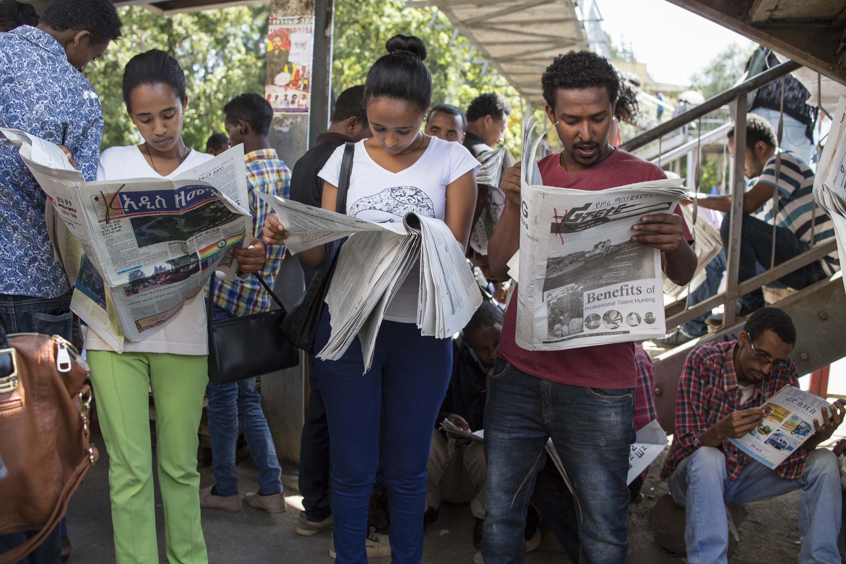 Young people in Ethiopia look for job offers in daily newspapers. © Thomas Imo, GIZ