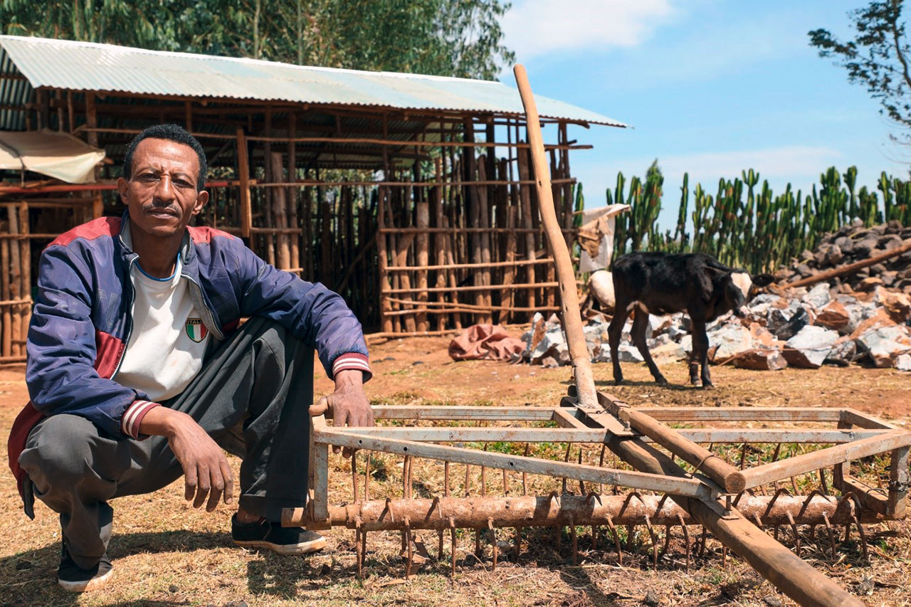 Landwirt Solomon Daba zeigt seinen traditionellen Holzpflug. Photo: GIZ